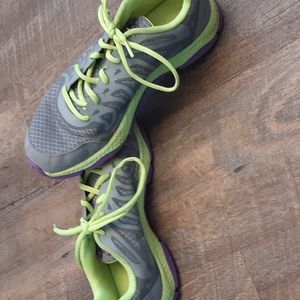 Women's Under Armour tennis shoes.  Size 9.5